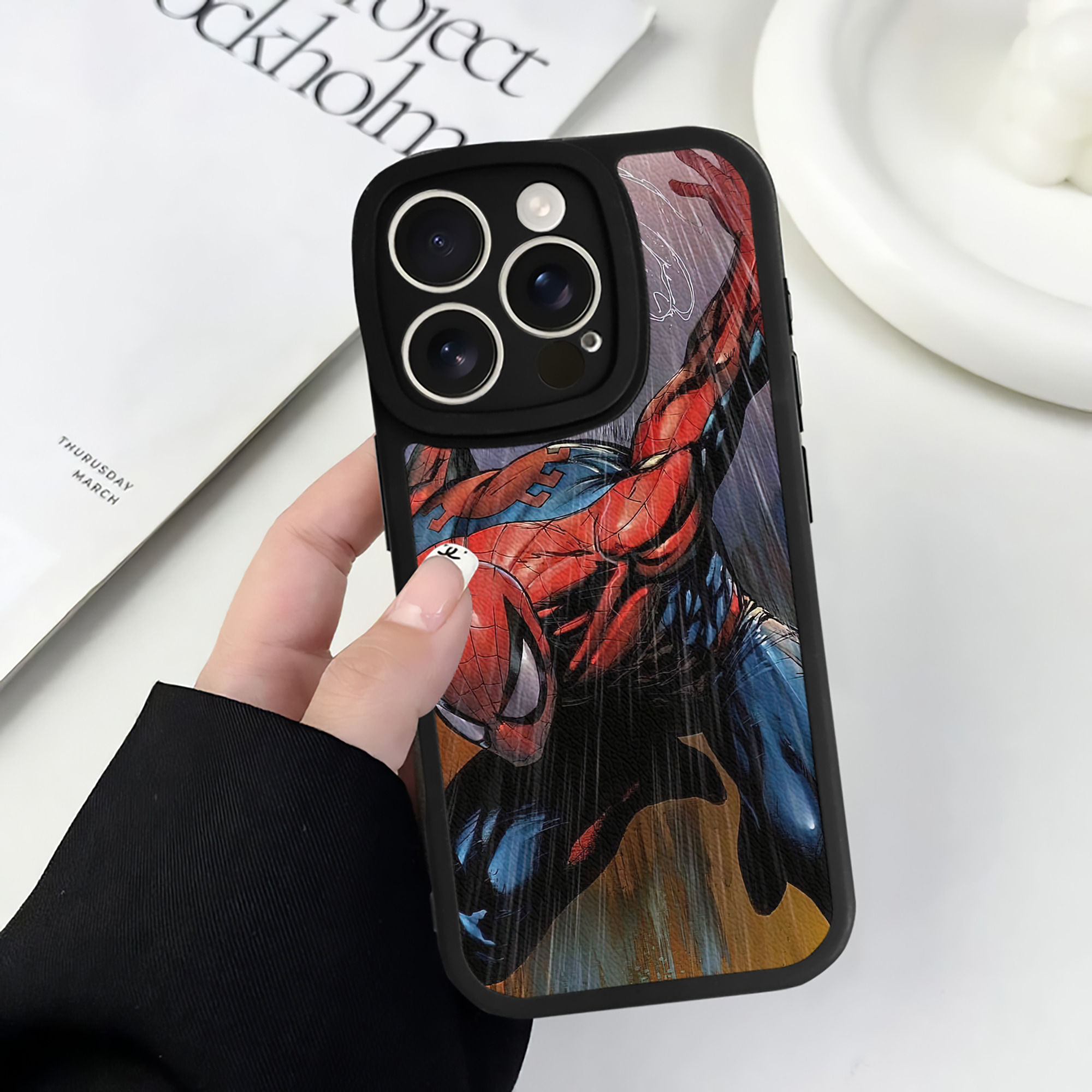 （画像用） Spider Man スパイダーマン 【iPhone 16シリーズ対応】シリコンスマホケース（レザー調） 材質：シリコン